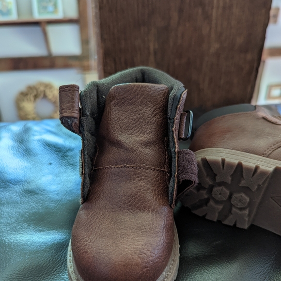 Boys Oshkosh boots - Picture 3 of 7